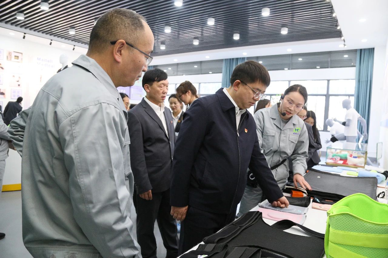 中共宣威市医保局党组与公司党支部联合举办“送法进企业”主题党日活动