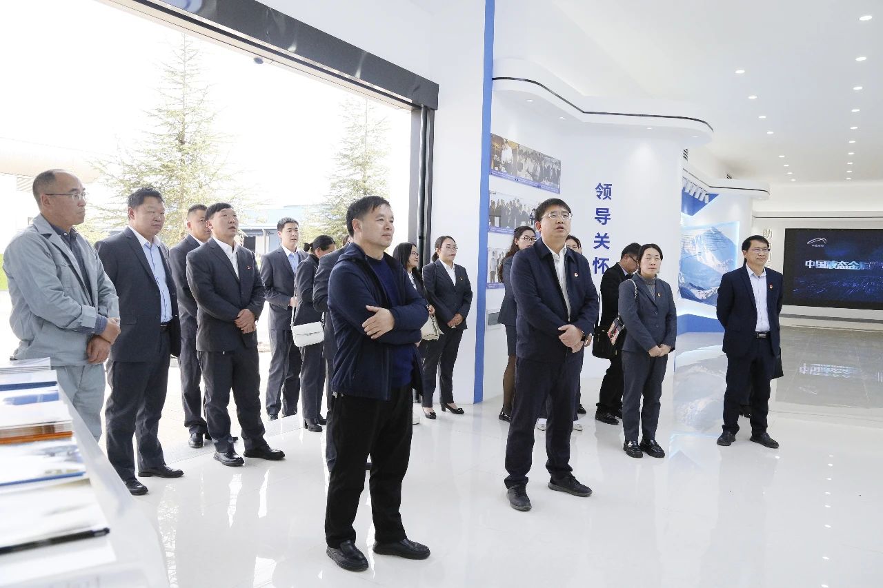 中共宣威市医保局党组与公司党支部联合举办“送法进企业”主题党日活动
