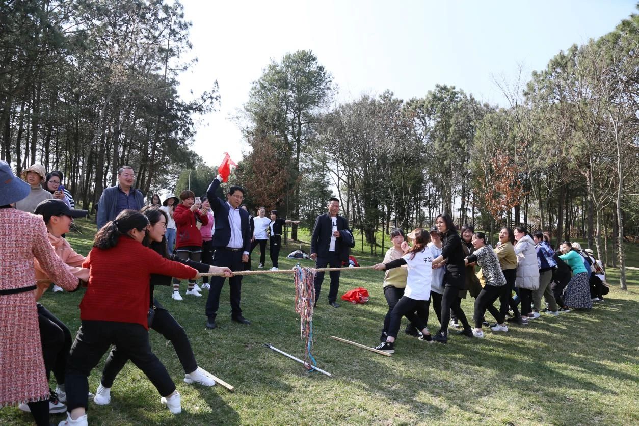 携手奋进新征程，巾帼追梦向未来｜宣威经开区、市工信局、中宣液态、中金公司联合举行“2023年国际妇女节”活动